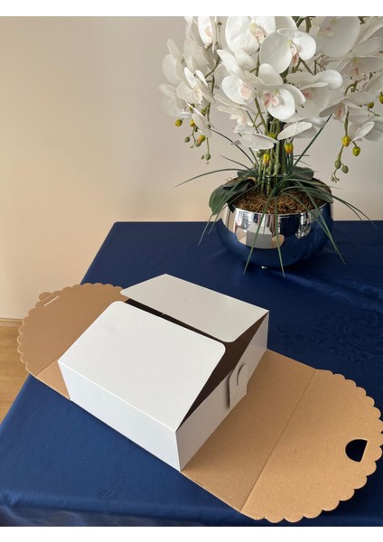 Siyah Kurdaleli Beyaz Hediye Kutusu