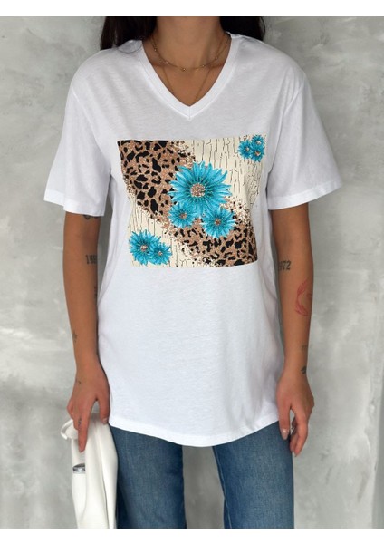 Özgü Giyim Butik Kadın Laderra V Yaka Önü Çiçek Desenli Pul Payet Işli Pamuk T-Shirt