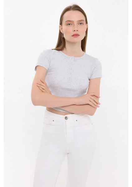 Kadın Düğmeli Kısa Kollu Yuvarlak Yaka T-Shirt Gri