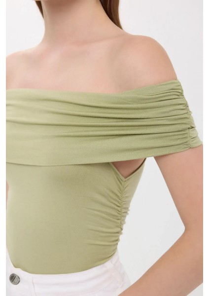Kadın Omuzdan Askılı Büzgülü Vücut Şeklini Takip Eden Üst Green indirimleri