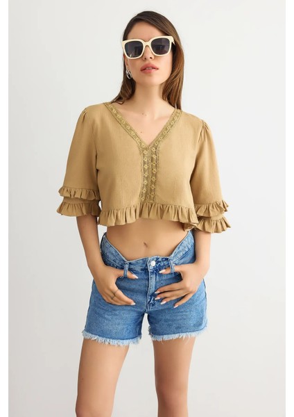 Kadın Kırpılmış V-Yaka Volanlı Bluz Brown