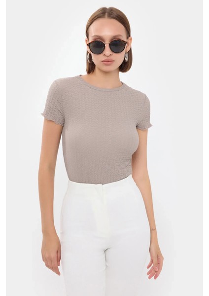 Kadın Buruşuk Dokulu Kısa Kollu Yuvarlak Yakalı Üst Natural