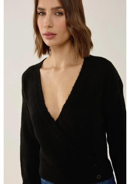 Kadın V Yaka Düğmeli Kruvaze Triko Kazak Siyah fırsatları