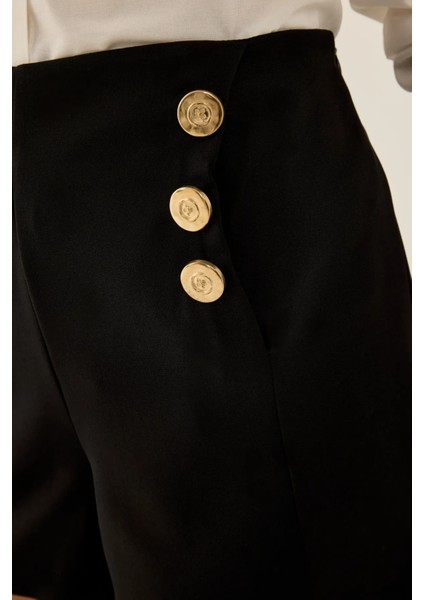 Kadın Altın Düğme Detaylı Siyah Şort Siyah