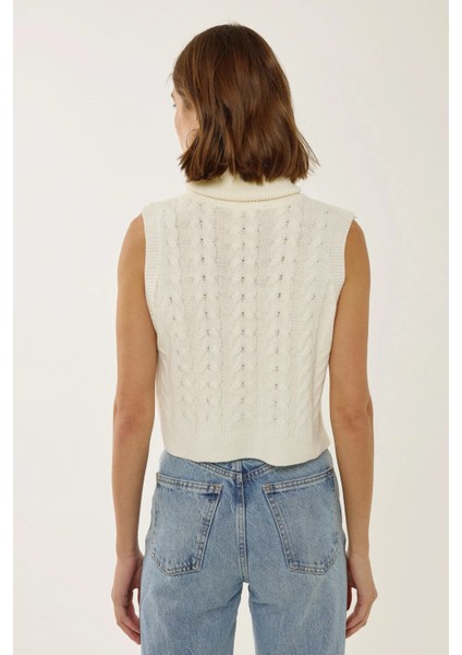 Kadın Saç Örgüsü Desenli Yüksek Yaka Örgü Süveter Tozlu Beyaz