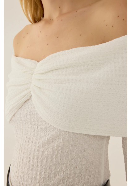 Kadın Omzu Açık Dokulu Top White indirimleri