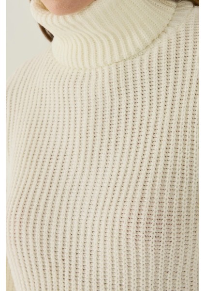 Kadın Büyük Beden Yüksek Yakalı Kazak Tozlu Beyaz indirimleri