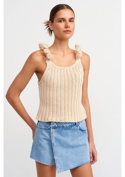 Kadın Çiçek Detaylı Scoop Yakalı, Fitilli Örme Kolsuz Üst Natural