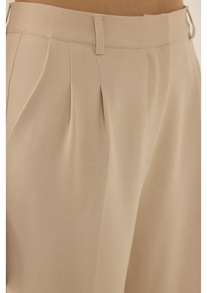 Kadın Orta Bel Pileli Düz Kesim Pantolon Natural