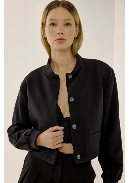 Kadın Kolej Yaka İki Cepli Kısa Ceket Siyah