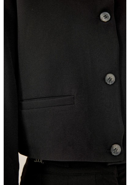 Kadın Kolej Yaka İki Cepli Kısa Ceket Siyah