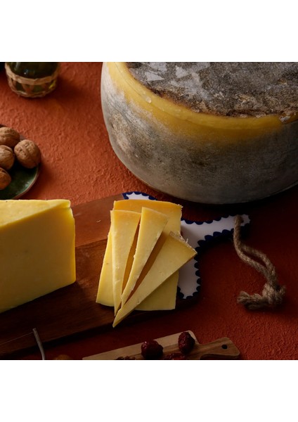 Kars Malakan Eski Kaşar Peyniri 2 Yıllık Şirden Mayalı 1 kg -Kaşarcızade