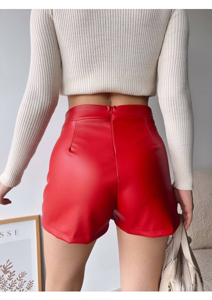 Toka Detaylı Suni Deri Kadın Şort fiyatları