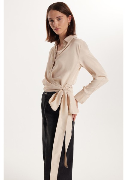 Kadın Slim Fit Dar Kesim Uzun Kollu Klasik Yaka Bağlama Detaylı Taş Rengi Saten Gömlek fırsatları