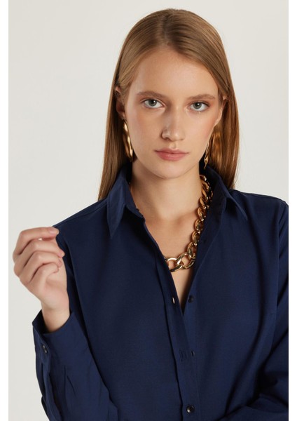 Kadın Slim Fit Dar Kesim Uzun Kollu Pamuklu Vücuda Oturan Dokulu Lacivert Basic Gömlek