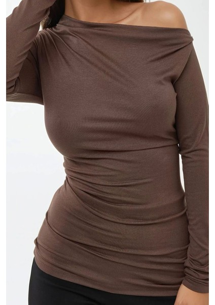 Kadın Asimetrik Yaka Uzun Kollu Drape Detaylı Slim Fit Üst Brown fırsatları