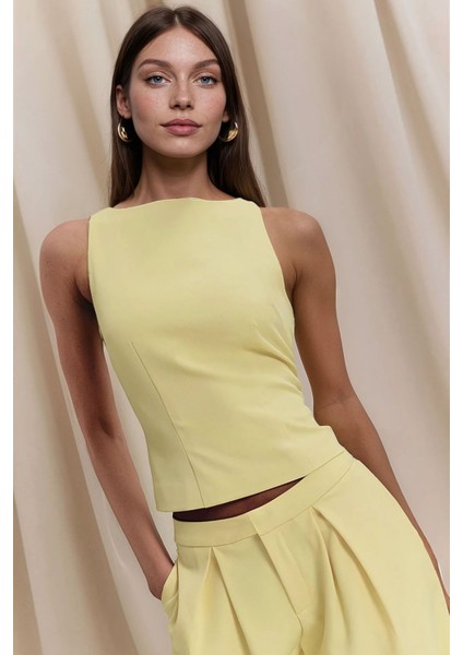 Kadın Kolsuz Vücuda Oturan Bluz Sarı