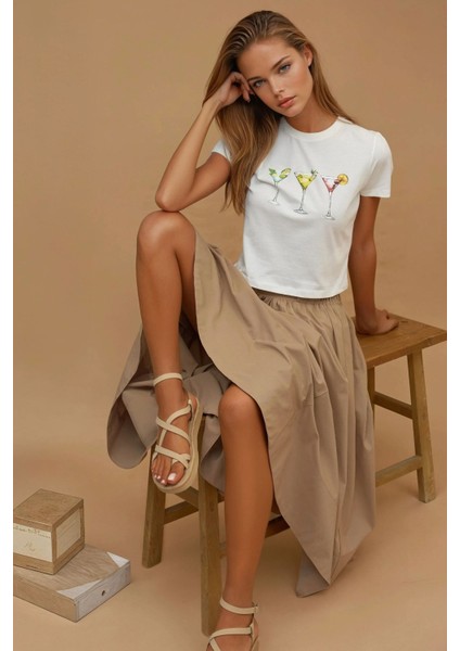 Kadın Baskı Detaylı Regular Fit Bisiklet Yakalı %100 Pamuklu Crop T-shirt Tozlu Beyaz modelleri