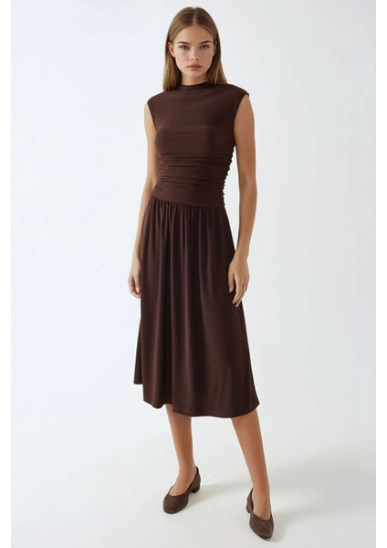 Kadın Yuvarlak Yakalı Rahat Kesim Midi Elbise Kestane Kahvesi