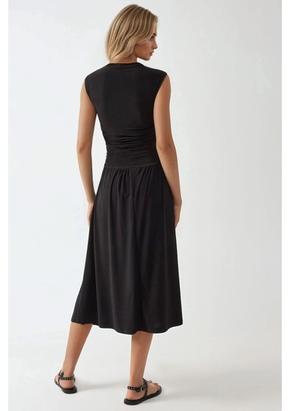 Kadın Yuvarlak Yakalı Rahat Kesim Midi Elbise Siyah