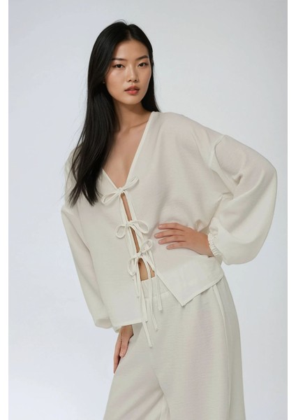 Kadın Rahat Kesim Fiyonk Bağlama Detaylı Üst White fiyatları