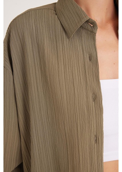 Kadın Oversize Geniş Kesim Bürümcük Pens Detaylı Uzun Kollu Dokulu Haki Gömlek modelleri