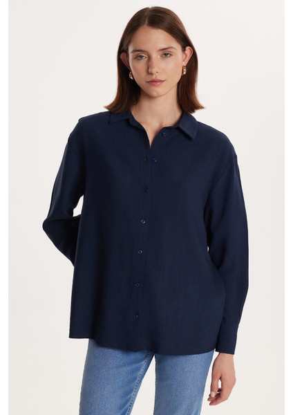 Kadın Regular Fit Uzun Kollu Sırt Bağlama Detaylı Lacivert Gömlek