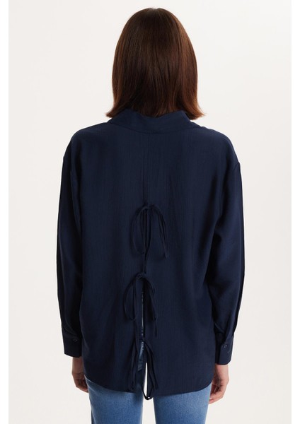 Kadın Regular Fit Uzun Kollu Sırt Bağlama Detaylı Lacivert Gömlek indirimleri