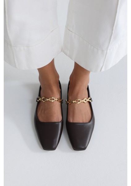 Babet 2521 - Parlak Zincir Detaylı Acı Kahve Kadın Babet