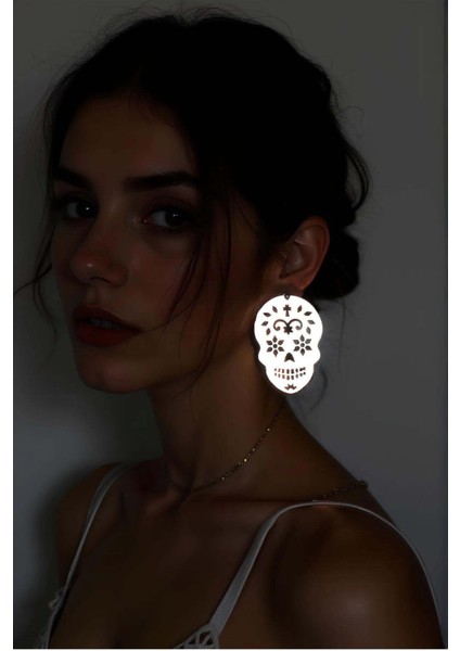 Beyaz Reflektörlü Kurukafa Gotik Küpe, Tarz Lazer Kesim Küpe