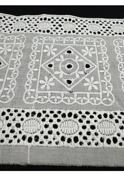 Güpür Dantel Beyaz Çiçek Desenli 1 Metre