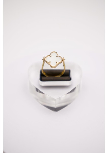 Dört Yaprak Formlu Beyaz Mine Detaylı Altın Yüzük – 14 Ayar Şık ve Modern Tasarım fiyatları