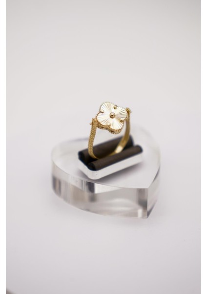 Dört Yaprak Formlu Beyaz Mine Detaylı Altın Yüzük – 14 Ayar Şık ve Modern Tasarım modelleri