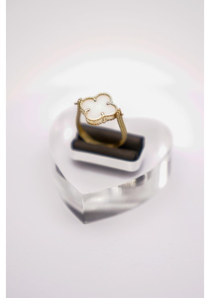 Dört Yaprak Formlu Beyaz Mine Detaylı Altın Yüzük – 14 Ayar Şık ve Modern Tasarım fırsatları