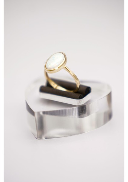 14 Ayar Altın Oval Opal Taşlı Yüzük – Sade Tasarım Sevenler Için Zarif Dokunuş