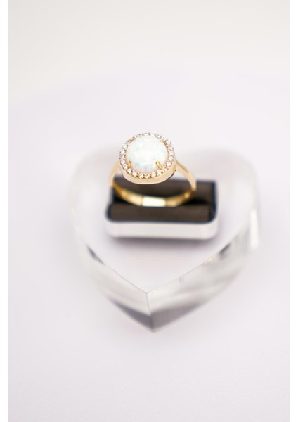 14 Ayar Altın Opal Taşlı Yüzük – Işıltılı Yuvarlak Form ve Zarif Taş Detaylı Tasarım