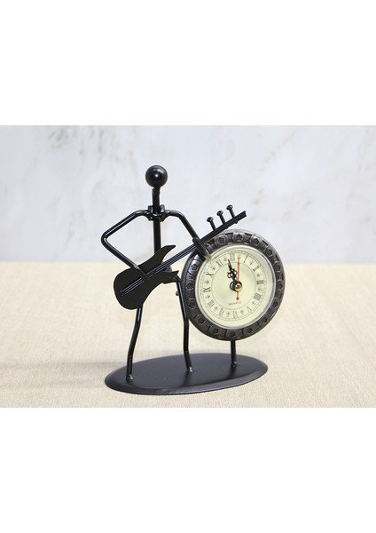Metal Saatli Gitar Çalan Müzisyen