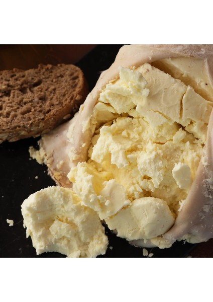 Kars %100 Koyun Sütü Deri Tulum Peyniri ( 1,2kg-1,5kg ) -Kaşarcızade