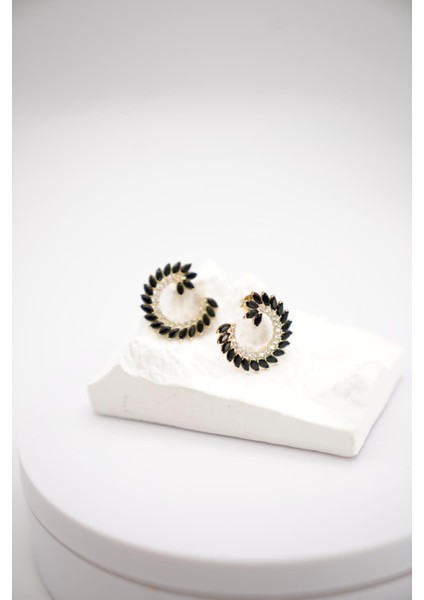 Oniks Taşlı 14 Ayar Altın Spiral Form Küpe | Işıltılı ve Modern Görünüm