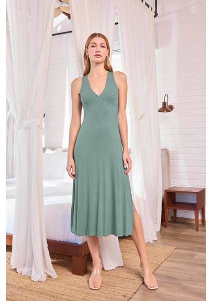 Kadın Göğüs ve Sırt Dekolteli Dantelli Yırtmaçlı Askılı Gecelik 25104