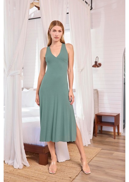 Kadın Göğüs ve Sırt Dekolteli Dantelli Yırtmaçlı Askılı Gecelik 25104 fiyatları