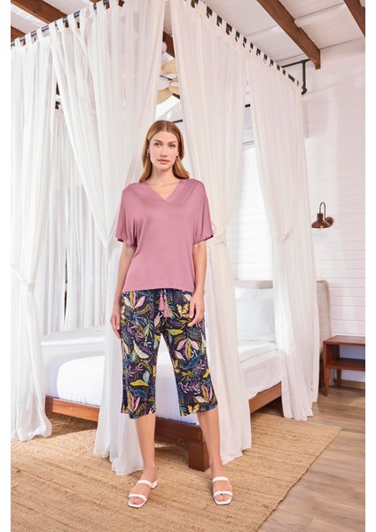 Kadın Yaprak Desenli Kısa Kollu V Yaka Kapri Takımı 25121