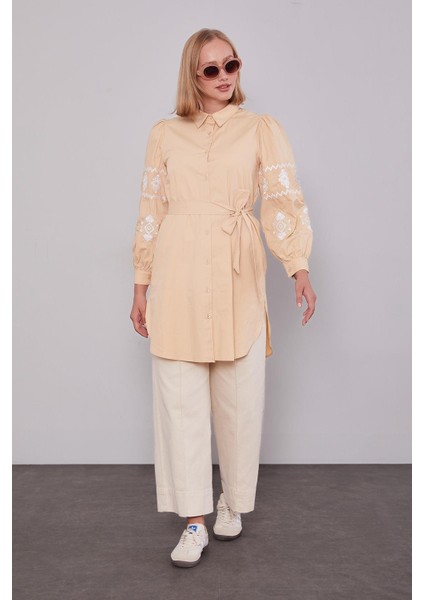 Bej Kolları Desenli Yırtmaç Detaylı Tunik