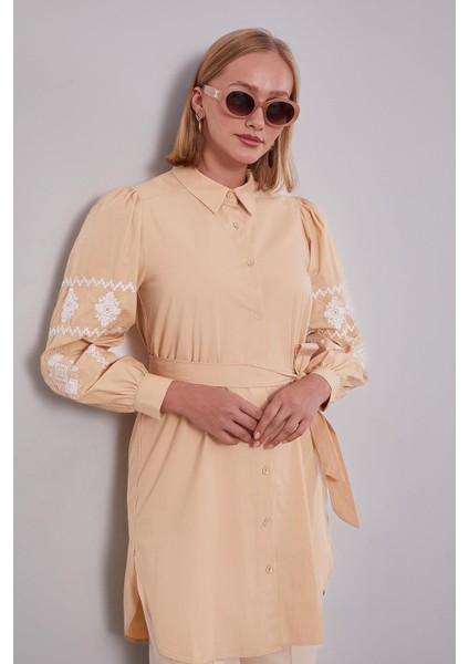 Bej Kolları Desenli Yırtmaç Detaylı Tunik modelleri