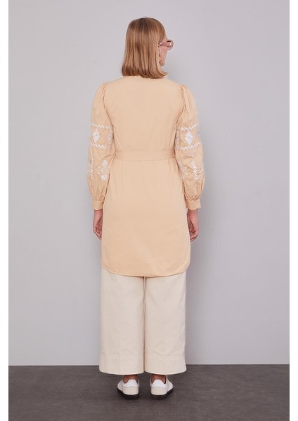 Bej Kolları Desenli Yırtmaç Detaylı Tunik fırsatları