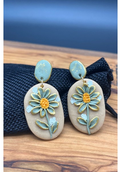 Miyapetya Özel Tasarım Modern Altın Renk Dokunuşlu Çiçek Desenli El Yapımı Polimer Kil Küpe modelleri