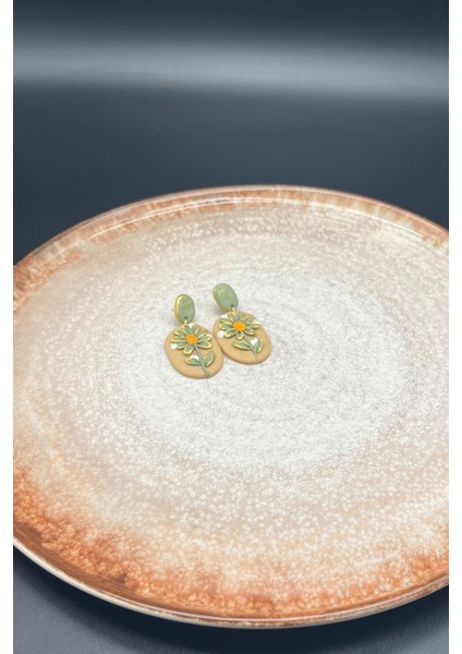 Miyapetya Özel Tasarım Modern Altın Renk Dokunuşlu Çiçek Desenli El Yapımı Polimer Kil Küpe