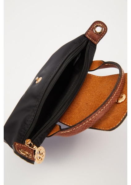 Siyah Deri Kapak Detaylı El Çantası fırsatları