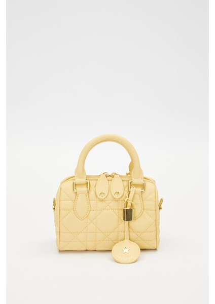Sarı Kilit Aksesuar Detaylı El Çantası