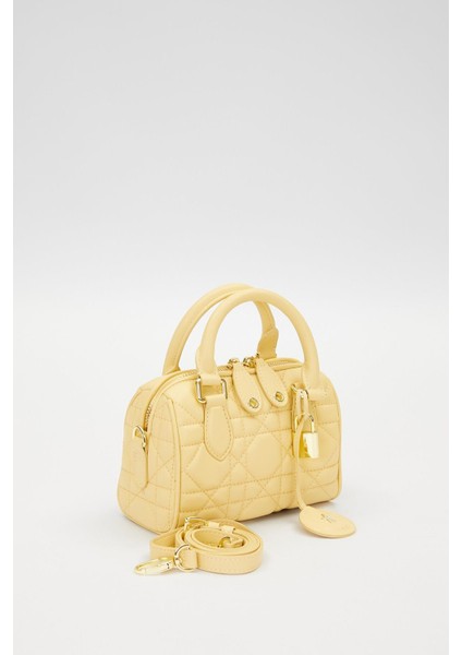 Sarı Kilit Aksesuar Detaylı El Çantası fiyatları